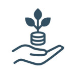 Symbol troski o budżet i zrównoważonego wzrostu – dłoń z wyrastającym drzewem i monetami