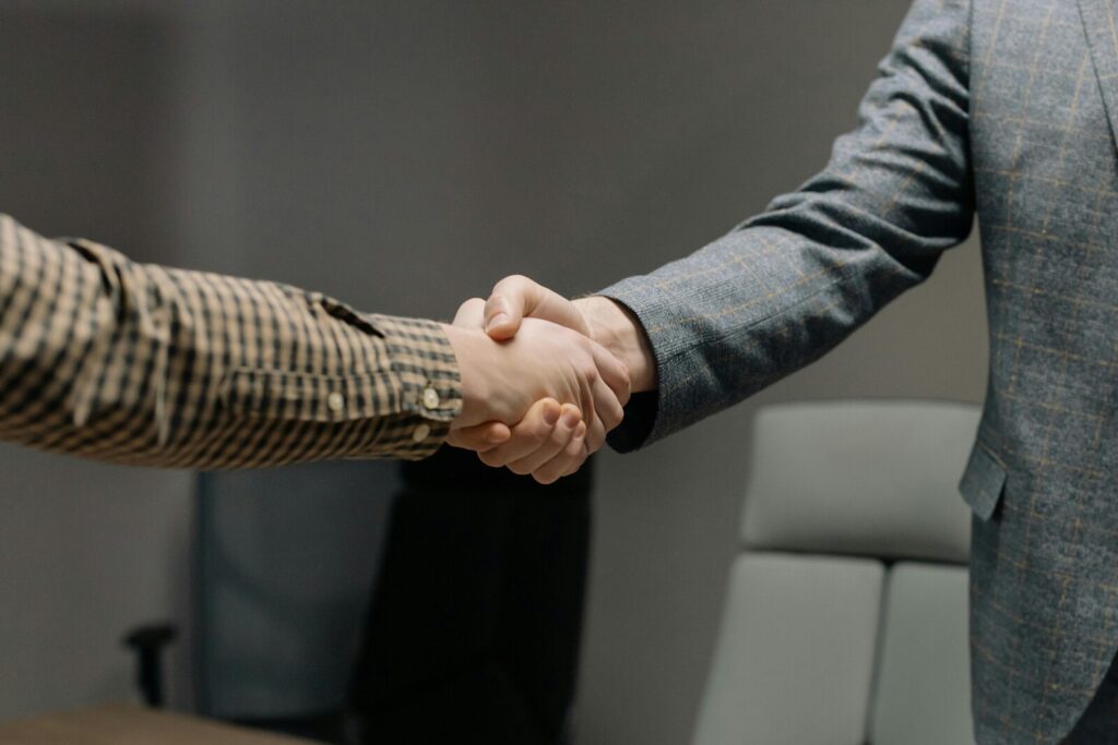 Uścisk dłoni - partnerstwo w zarządzaniu wspólnotami mieszkaniowymi LBlok.